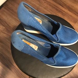 BC blue wedge sneakers